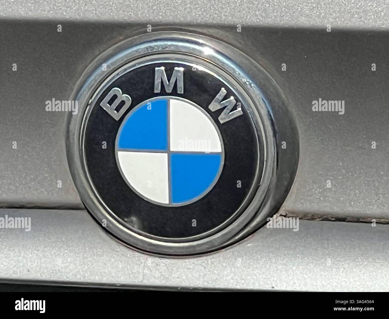 Das BMW Blau Weisse Logo Firmenlogo Buchstaben An Der Motorhaube Eines 