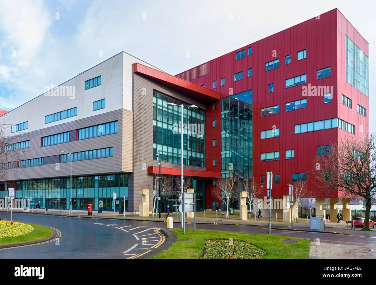Barnsley college, the Old Mill Lane campus building.  Barnsley, South Yorkshire, England, UK.  Jefferson Sheard Architects, 2011. Stock Photo