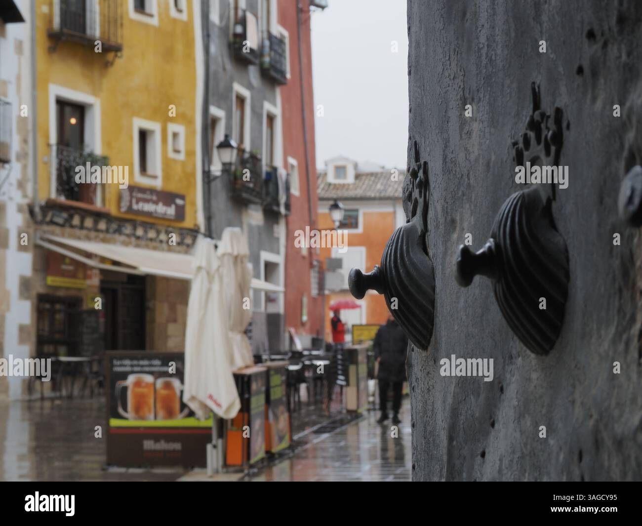 Día lluvioso cubiertos en el obispado en la Plaza Mayor de Cuenca, España Stock Photo
