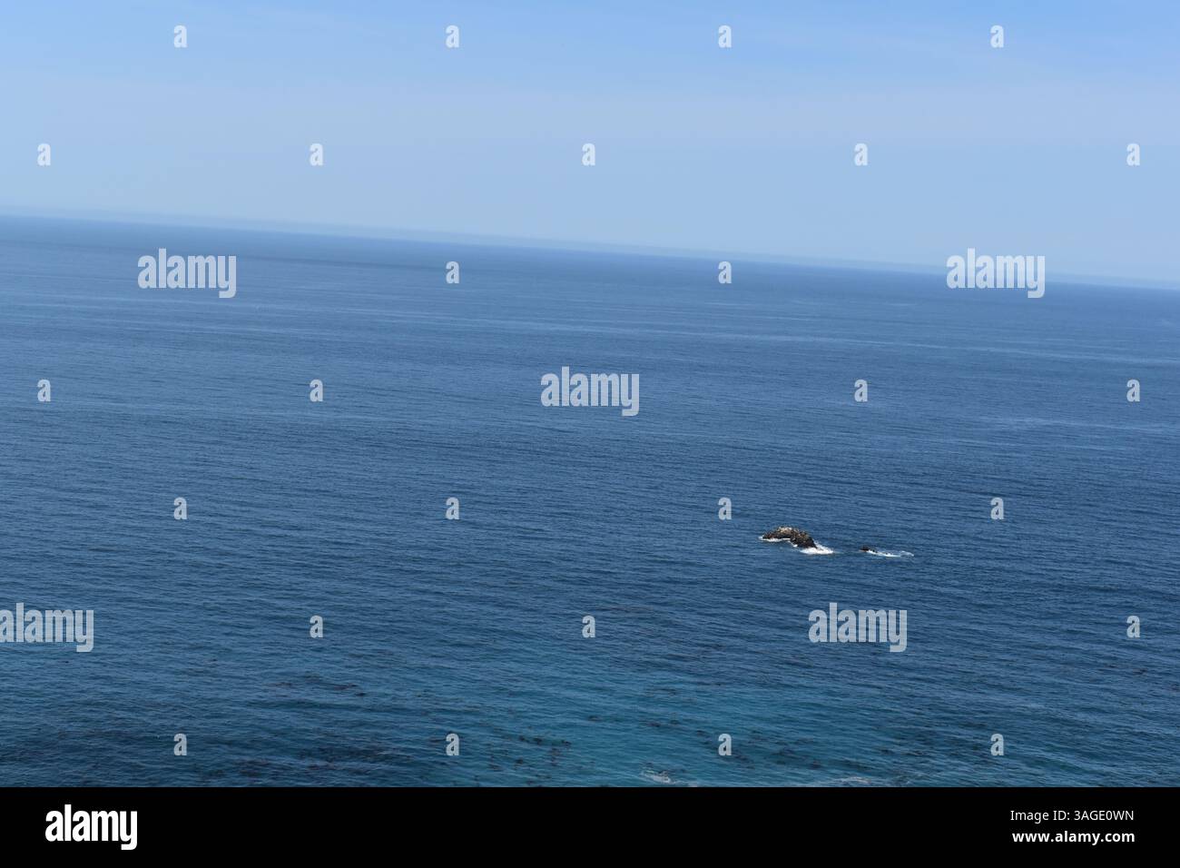 Big Sur's coastline offers a dramatic and rugged beauty, with stunning beaches between towering cliffs and the vast Pacific Ocean. - Stock Image