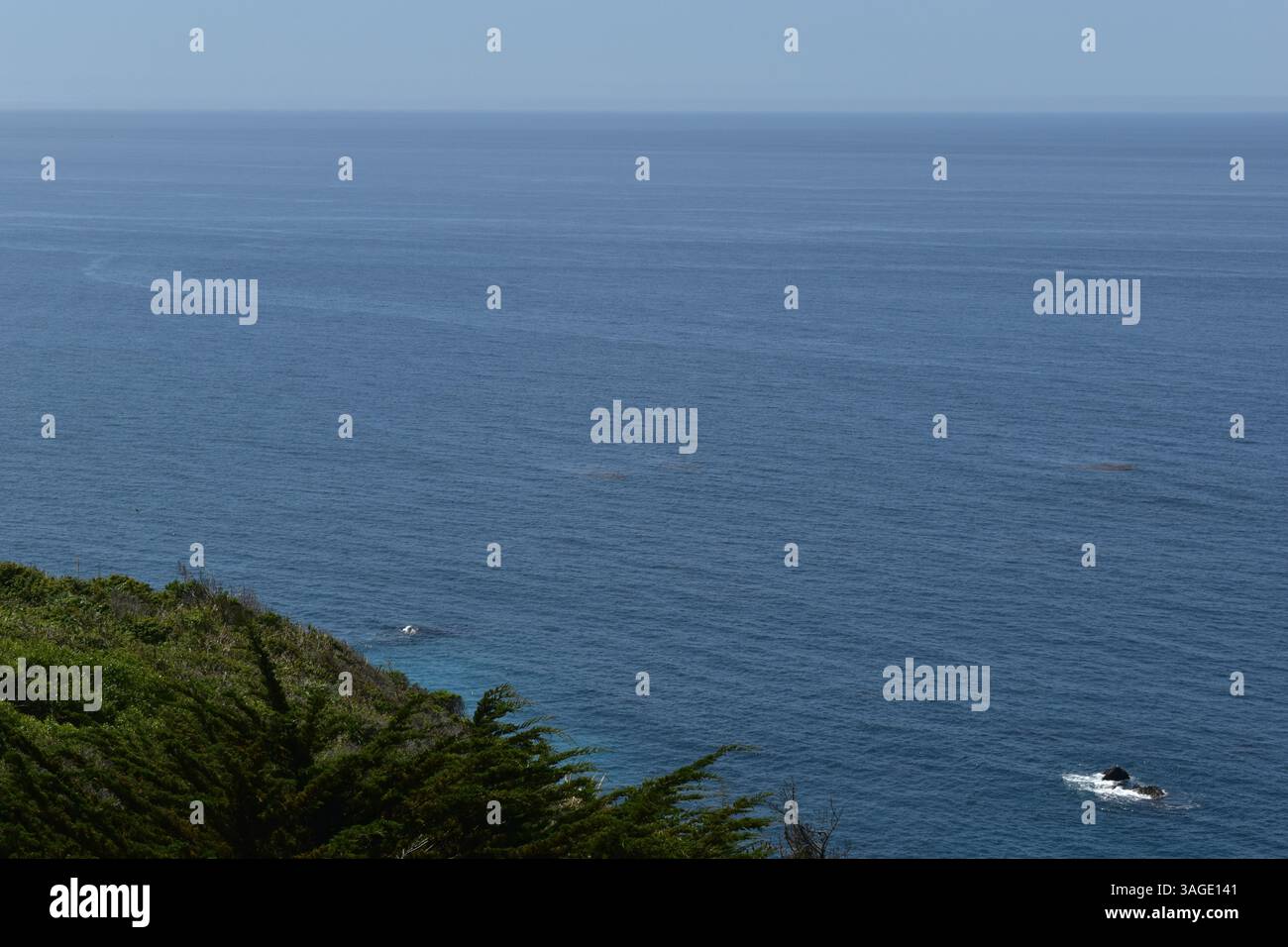 Big Sur's coastline offers a dramatic and rugged beauty, with stunning beaches between towering cliffs and the vast Pacific Ocean. - Stock Image