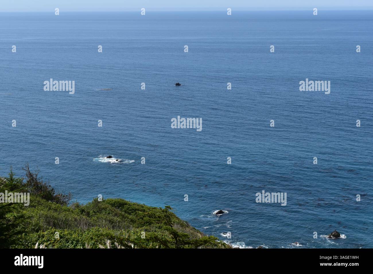Big Sur's coastline offers a dramatic and rugged beauty, with stunning beaches between towering cliffs and the vast Pacific Ocean. - Stock Image