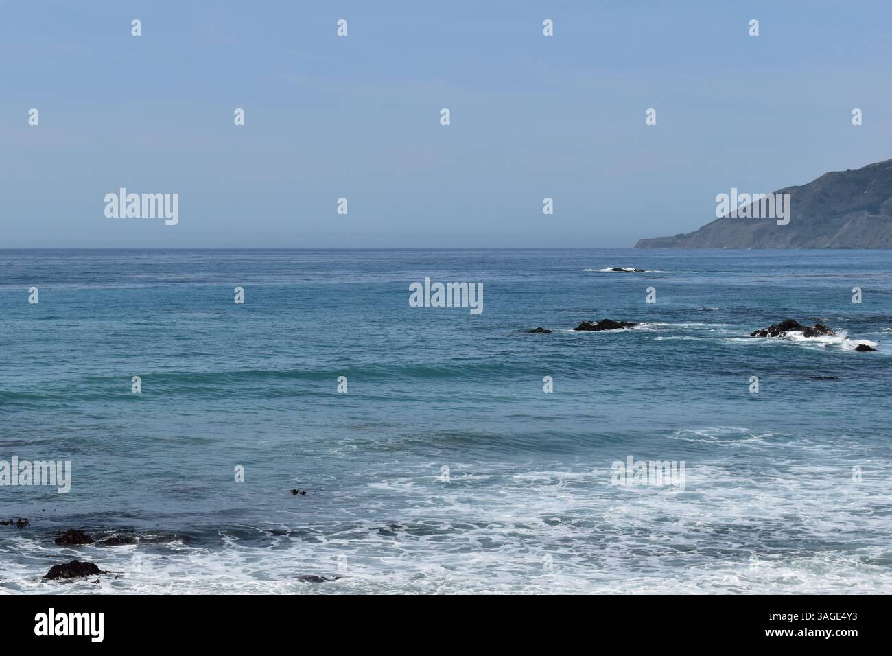 Big Sur's coastline offers a dramatic and rugged beauty, with stunning beaches between towering cliffs and the vast Pacific Ocean. - Stock Image