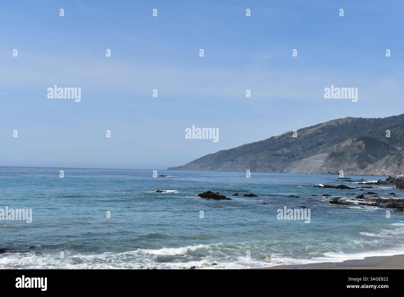 Big Sur's coastline offers a dramatic and rugged beauty, with stunning beaches between towering cliffs and the vast Pacific Ocean. - Stock Image