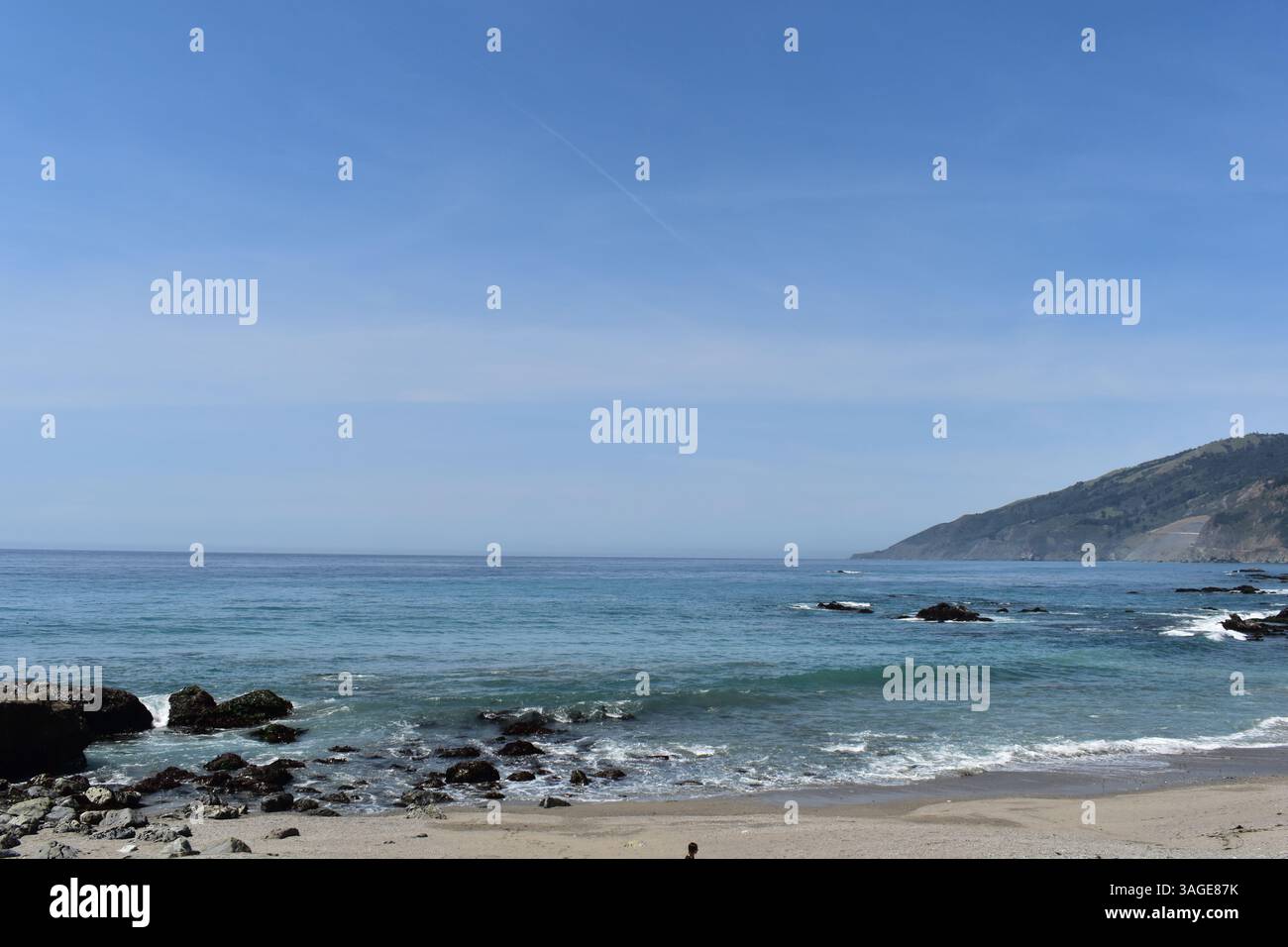 Big Sur's coastline offers a dramatic and rugged beauty, with stunning beaches between towering cliffs and the vast Pacific Ocean. - Stock Image