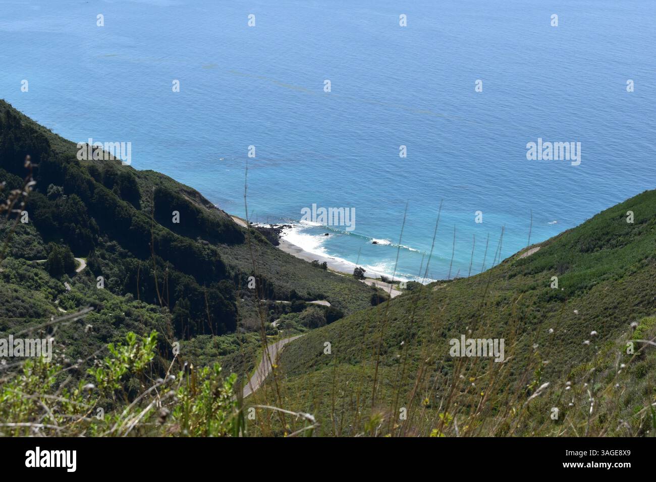 Big Sur's coastline offers a dramatic and rugged beauty, with stunning beaches between towering cliffs and the vast Pacific Ocean. - Stock Image