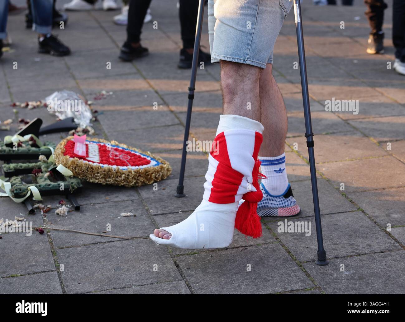 London, UK. 8th Apr, 2025. An Arsenal fan wraps his scarf around his ...