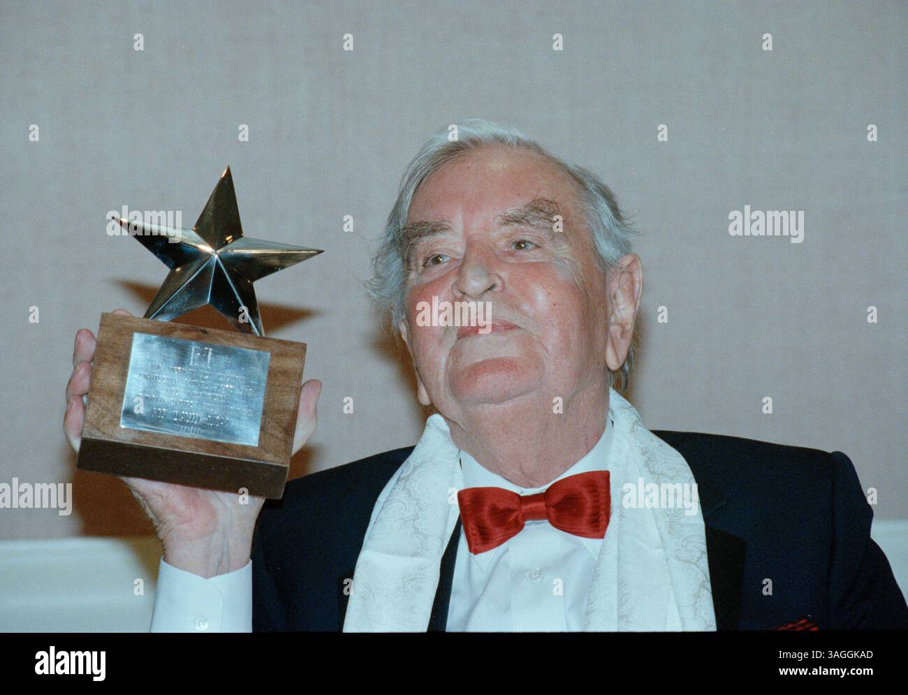 Director David Lean holds his American Film Institute Life Achievement ...