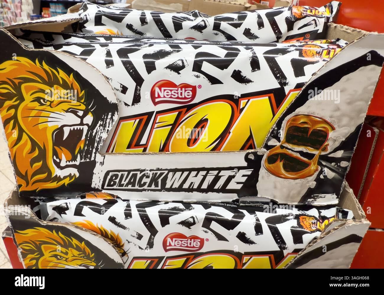 Nestlé Nestle Lion Black White chocolate bar limited edition