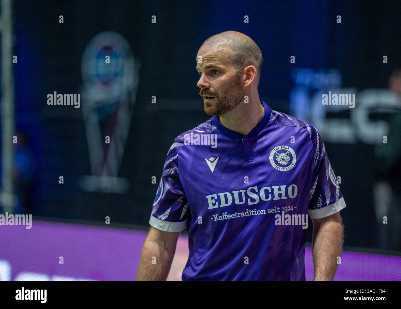 Spieler vom Team The Pack. Lilanes Trikot von der Firma Macron. Hauptsponsor: Firma Eduscho. 07.04.2025, Fussball, The Icon League, GER, Düsseldorf, Castello Düsseldorf Stock Photo