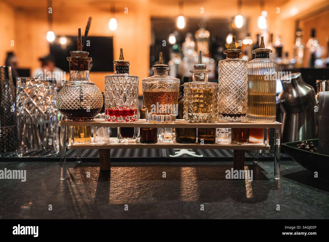 Upscale bar setting hi-res stock photography and images - Alamy