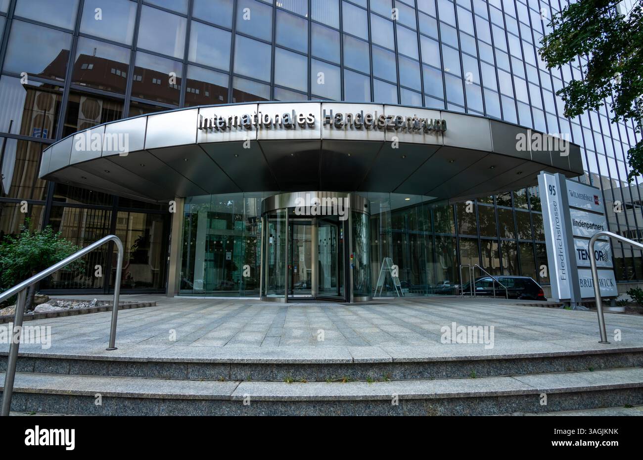 Entrance office building hi-res stock photography and images - Alamy, image size:1300x931