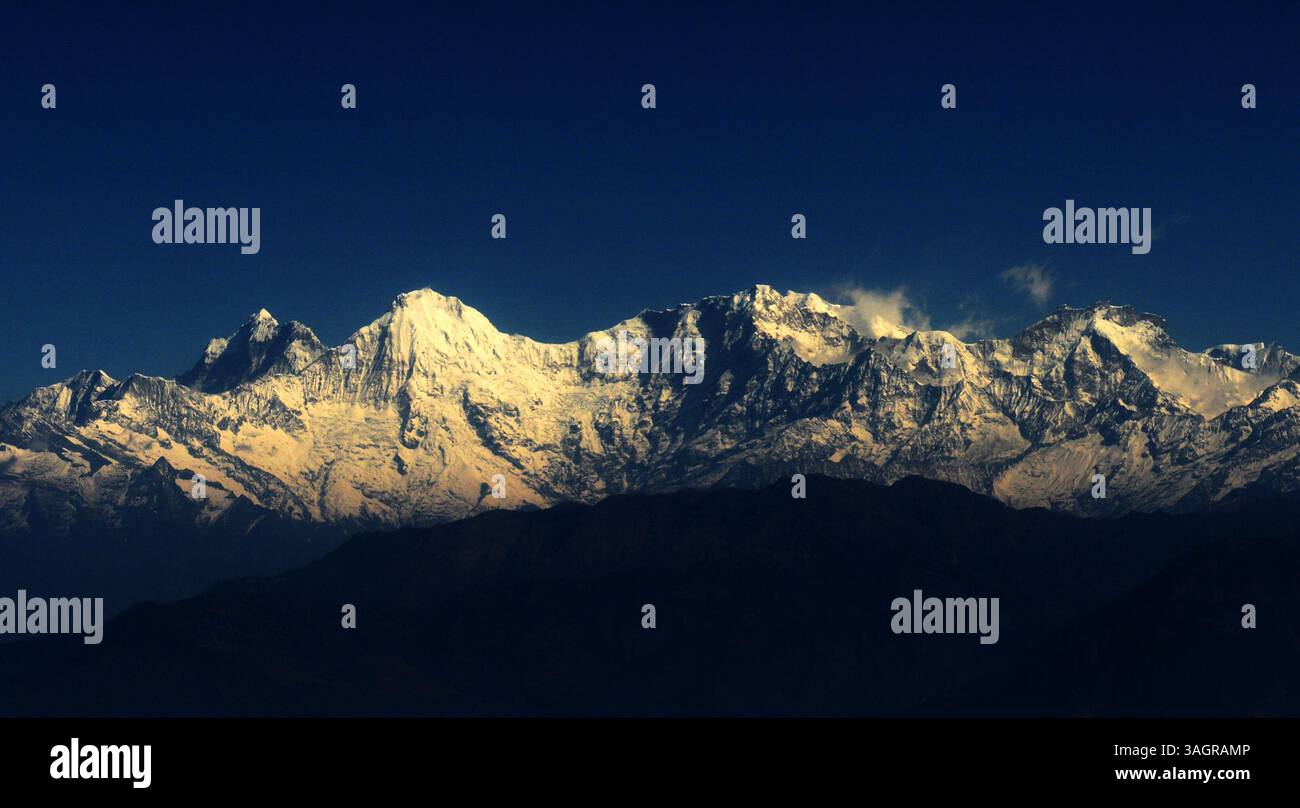 A view of the Himalayas in central Nepal Stock Photo - Alamy