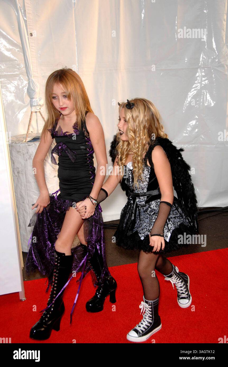 Noah cyrus and emily grace reeves hi-res stock photography and images ...