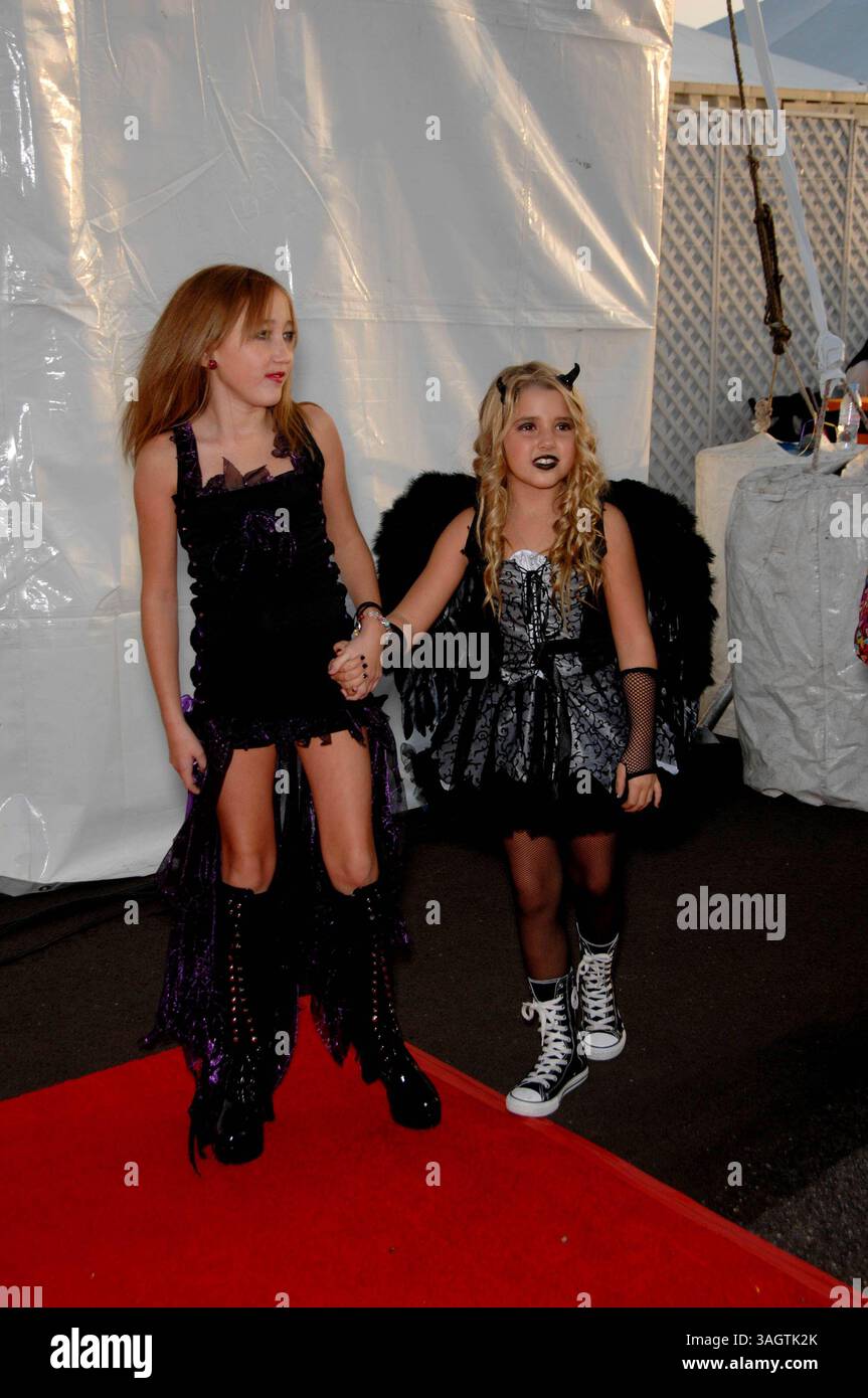 Noah cyrus and emily grace reeves hi-res stock photography and images ...