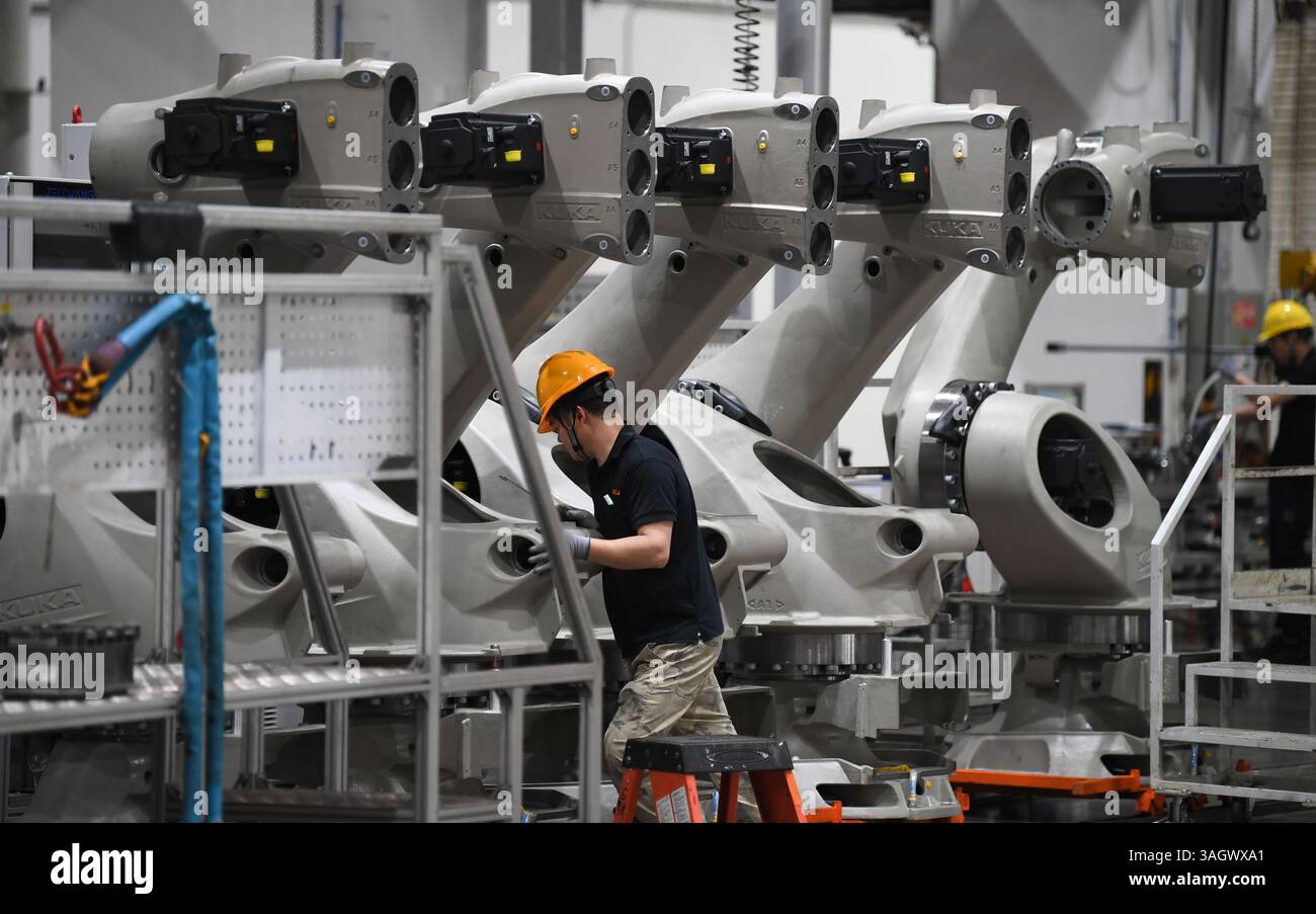 美的集团库卡机器人国产化率达85% 汽车行业订单结构持续优化