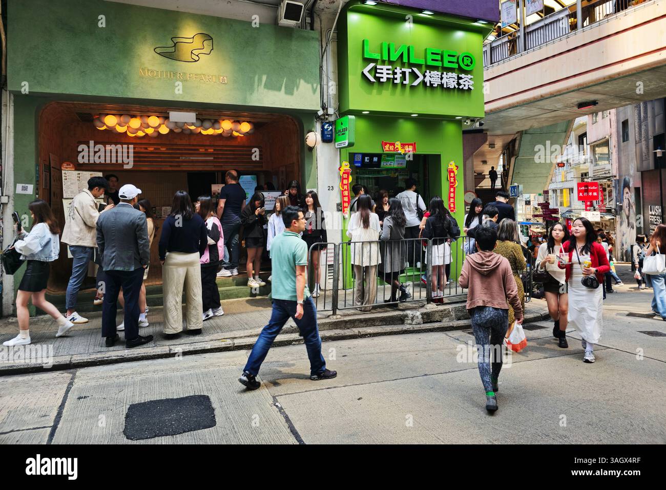 The popular Mother Pearl bubble tea store on Lyndhurst Terrace in Central, Hong Kong. - Smartphone Captured Stock Image