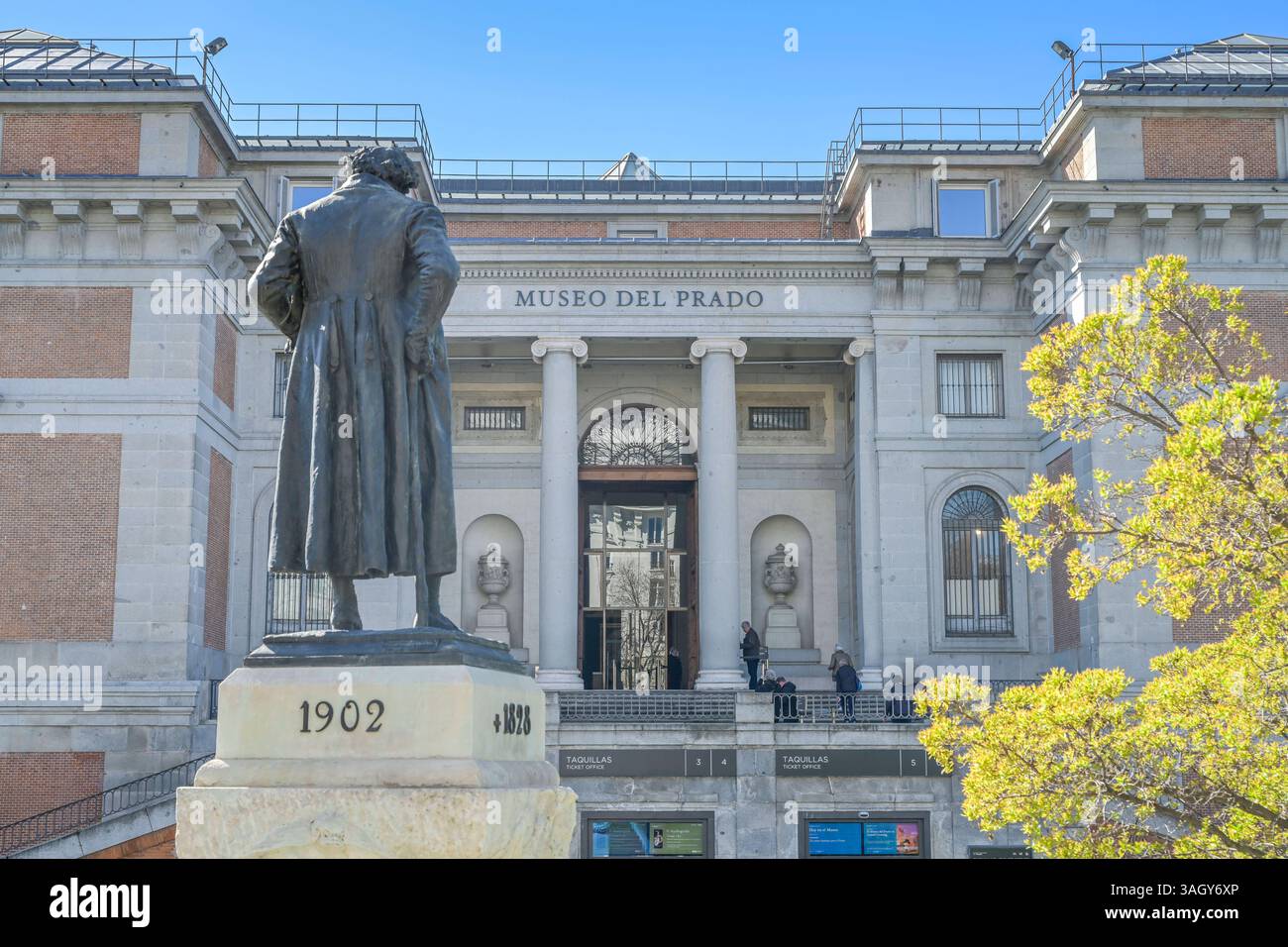 standbild-von-francisco-de-goya-vor-dem-museo-del-prado-paseo-del