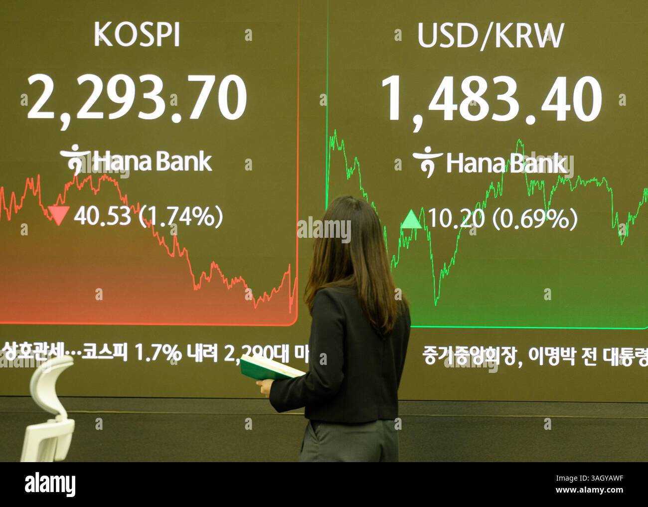 currency-trader-walks-screens-hi-res-stock-photography-and-images-alamy