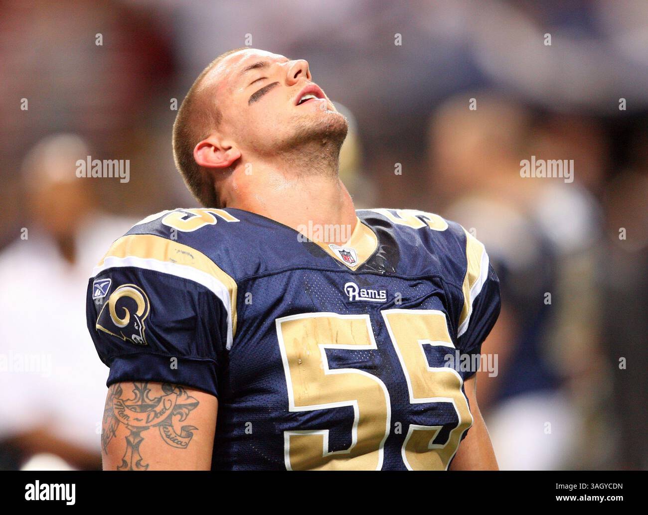 25 October 2009: St. Louis Rams linebacker James Laurinaitis stretches ...