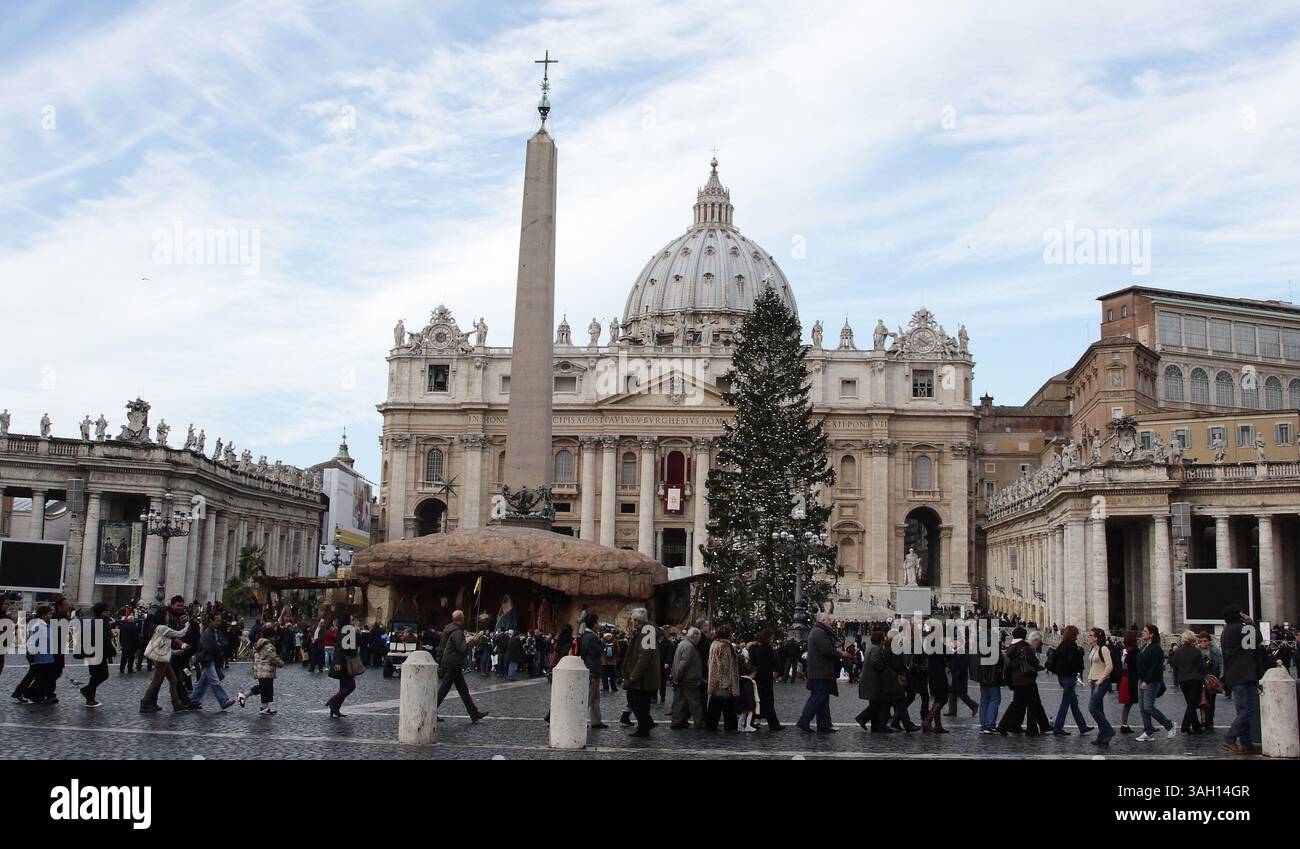 Dec 26, 2009 - Vatican City, Vatican, Italy - Police stand guard in St. Peters Square. A psychologically disturbed woman knocked the Pope down during the midnight mass. The 82-year-old pontiff delivered his Christmas good-wishes during the noon ceremony in front of thousands of people gathered in St. Peter's Square. (Credit Image: © Evandro Inetti/ZUMA Press) Stock Photo