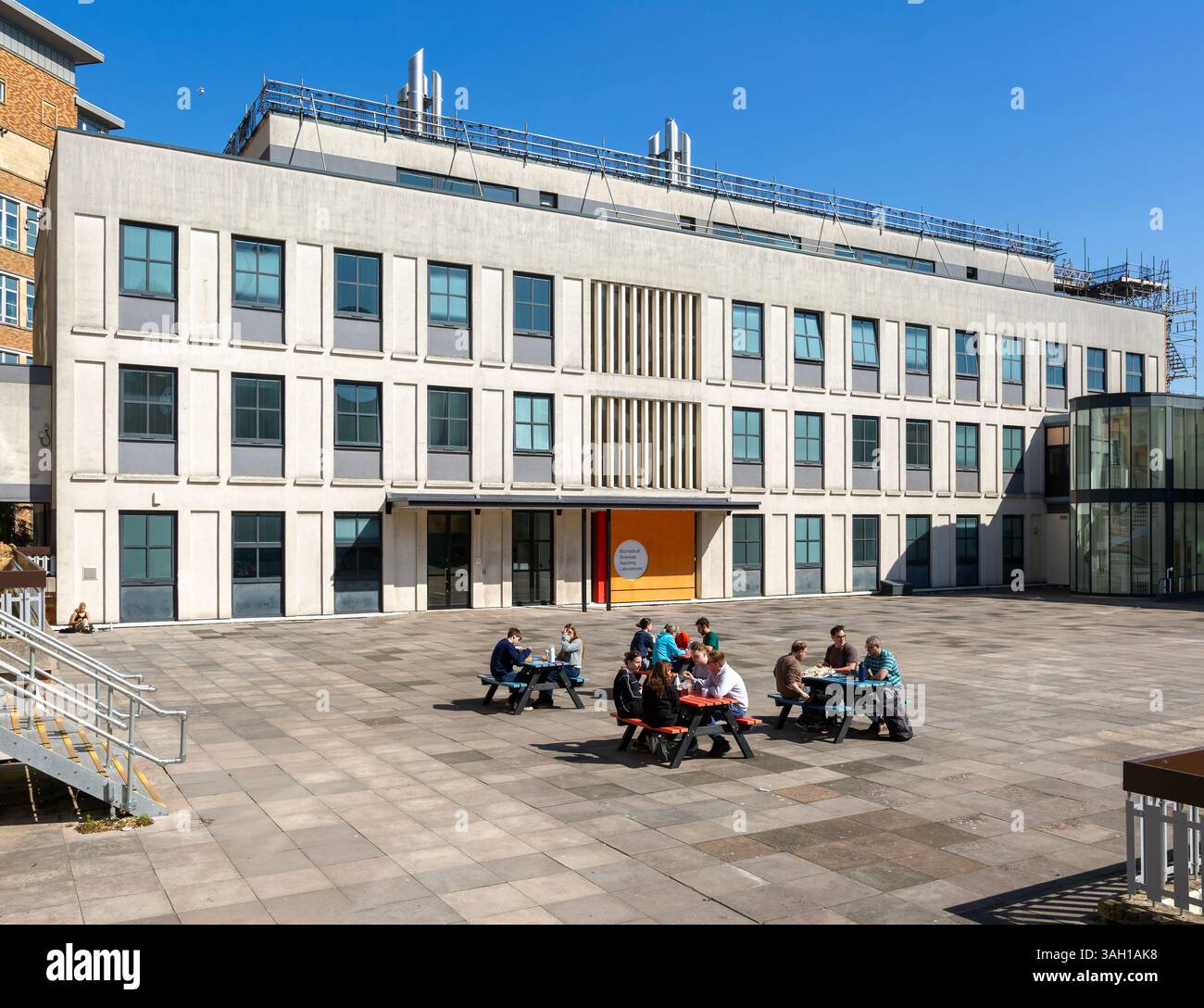 Biomedical Sciences Teaching laboratories building, students eating picnic lunches, University of Bristol, England, UK Stock Photo