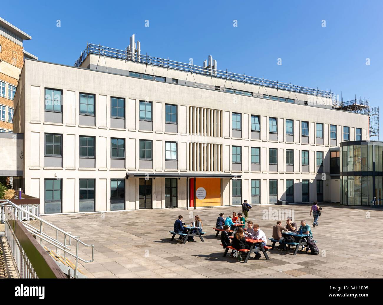 Biomedical Sciences Teaching laboratories building, students eating picnic lunches, University of Bristol, England, UK Stock Photo