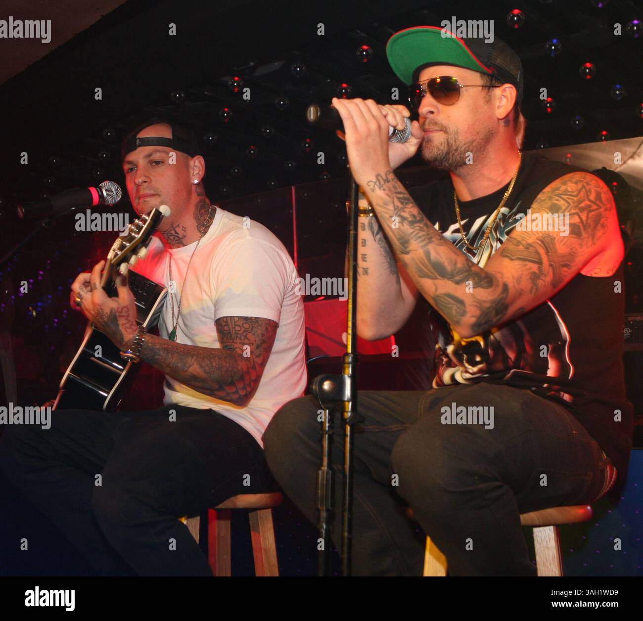 Cameo band hi-res stock photography and images - Alamy, image size:1300x1254