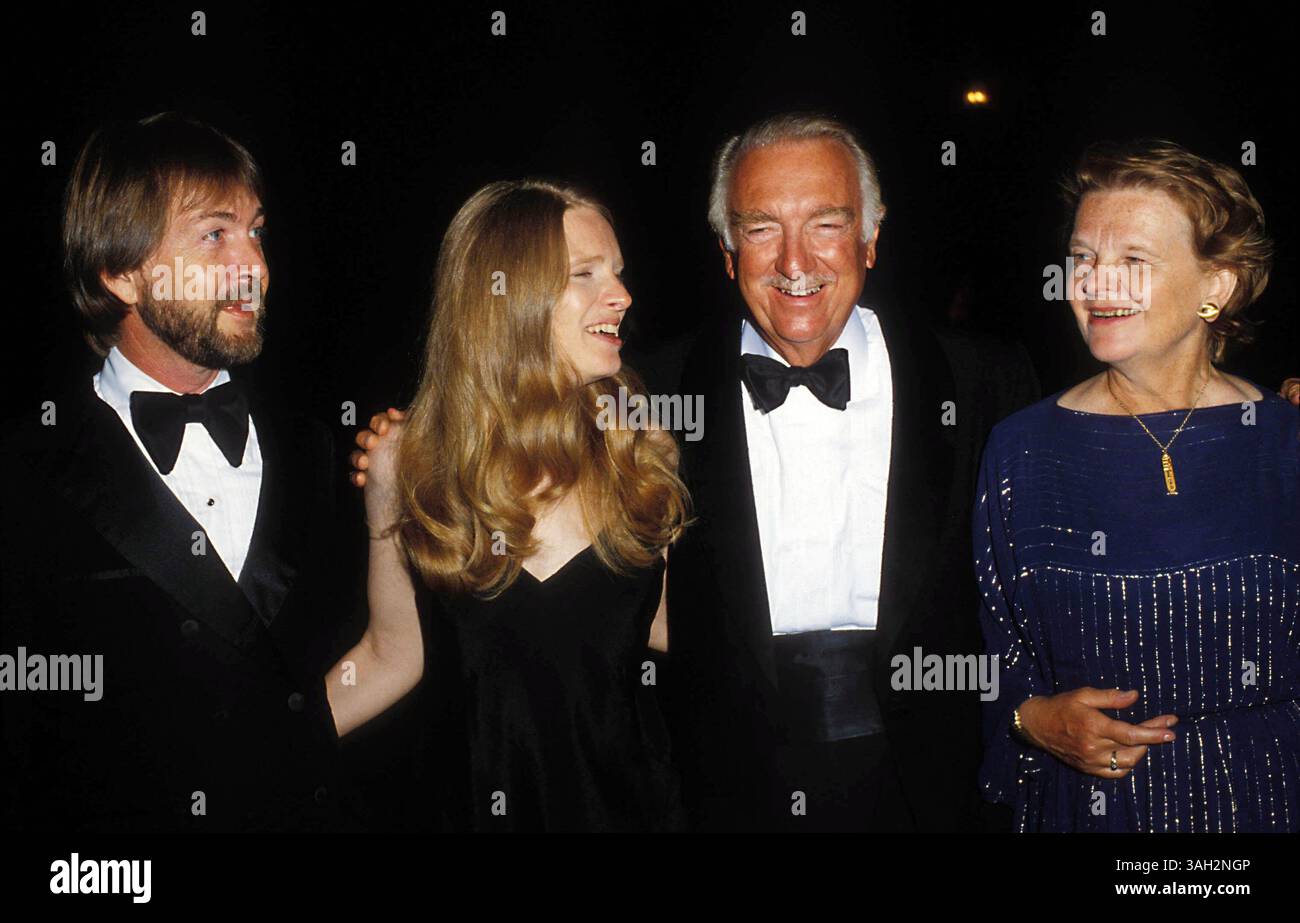 WALTER CRONKITE With His Wife MARY ELIZABETH MAXWELL Daughter KATHY Walter Cronkite With His Wife Mary Elizabeth Maxwell Daughter Kathy Cronkite And Her Boyfriend Gary 09 09 1979 10916photo By Phil Roach Ipol Globe Photos Credit Image Globe 3AH2NGP 