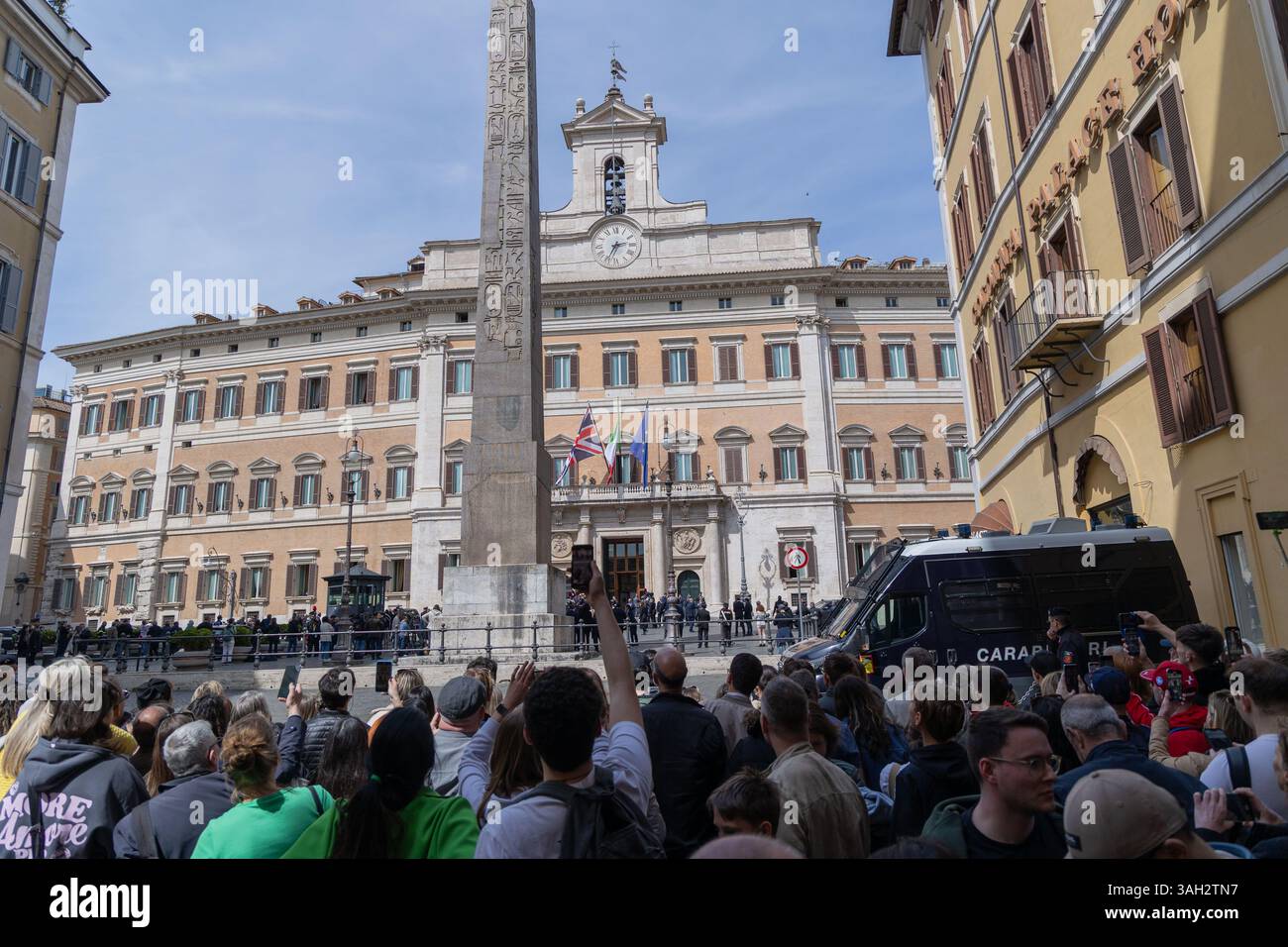 Rome, Italy. 09th Apr, 2025. Tourists in Rome outside Piazza di ...