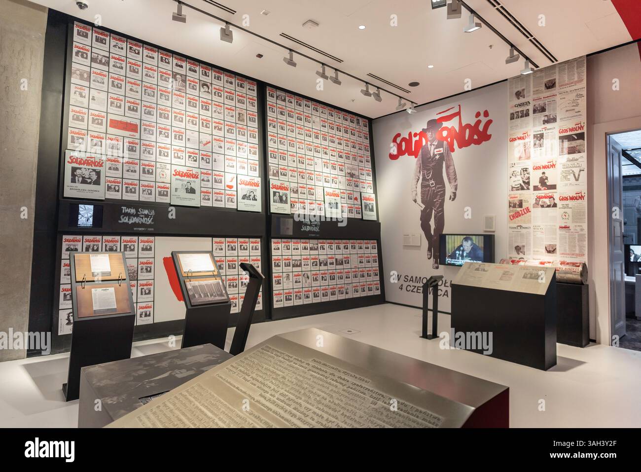 Solidarnosc Display Archival social history hi-res stock photography and images - Alamy