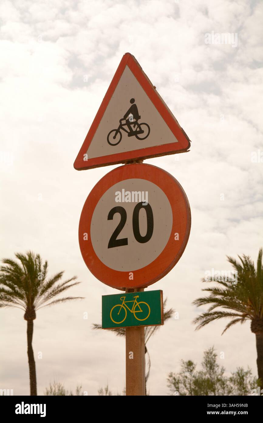 20 kmh speed limit hi-res stock photography and images - Alamy