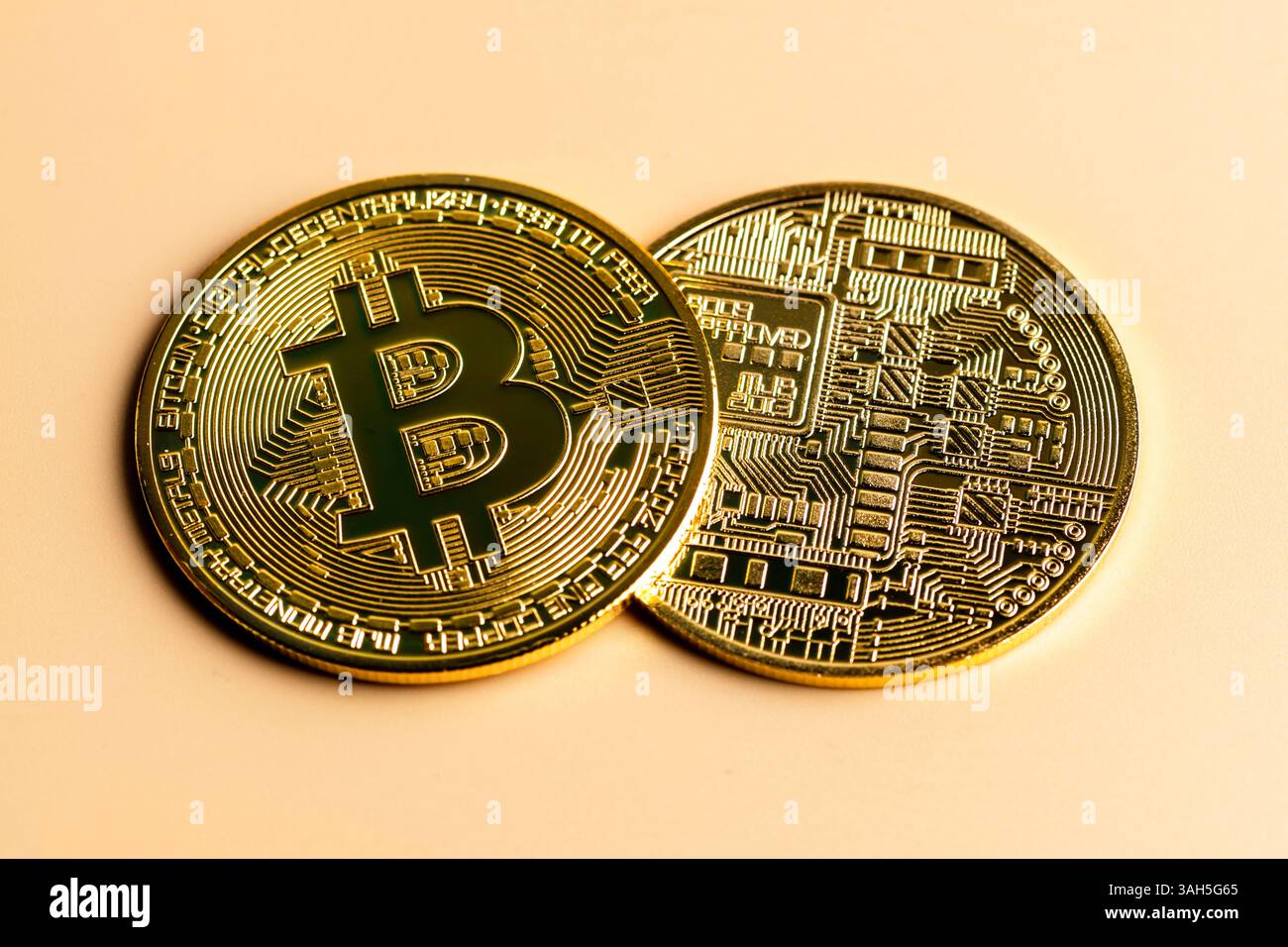 Bitcoin alternative coins hi-res stock photography and images - Alamy