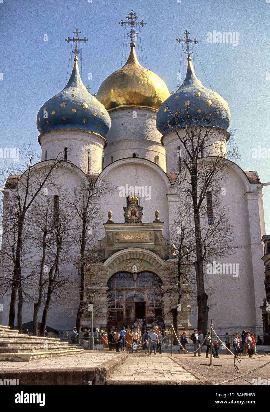 june-10-1989-sergiyev-posad-moscow-oblast-russia-visitors-wait