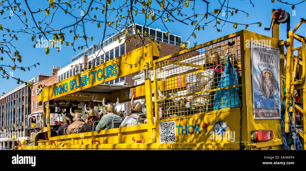 Splash Tour Dublin bus family hi-res stock photography and images - Alamy