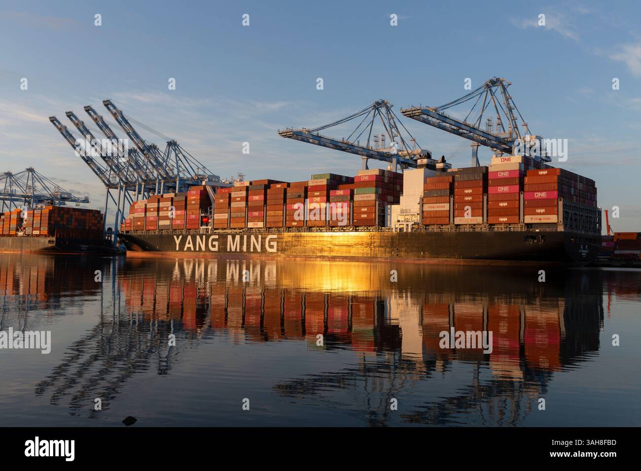 Tacoma, Washington, USA. 9th April, 2025. The sun rises over a container ship docked at the Port of Tacoma’s Husky Terminal. The global trade war intensifies as China and the European Union respond to the Trump administration’s aggressive new tariffs. Credit: Paul Christian Gordon/Alamy Live News Stock Photo