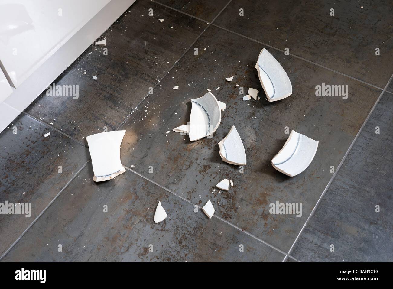 Porcelain plate broken hi-res stock photography and images - Alamy