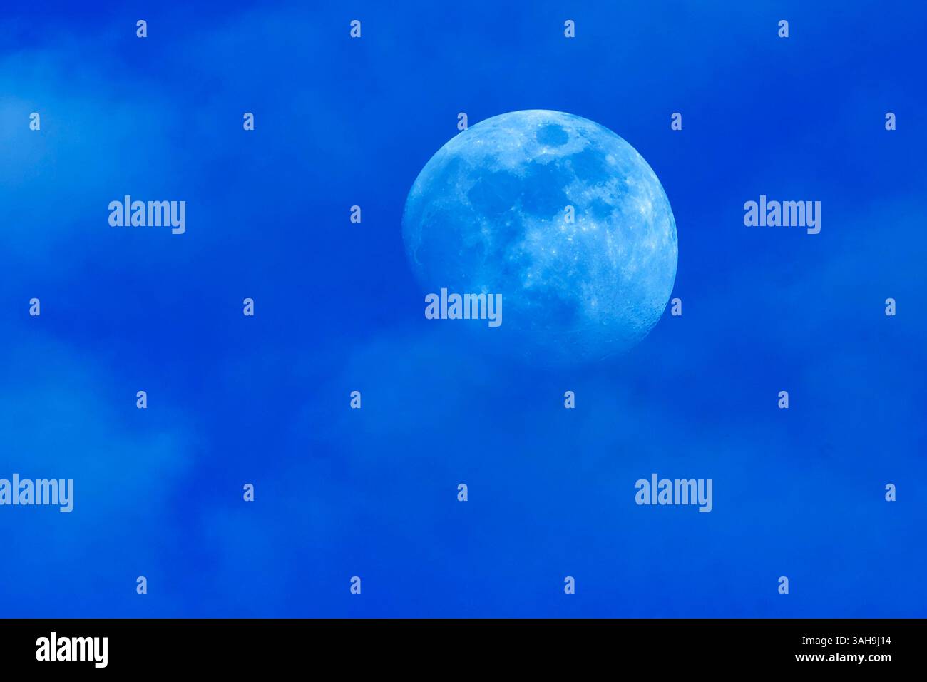 Der Mond leuchtet hell am Abendhimmel über München, 9. April 2025 Deutschland, München,April 2025, der zunehmende Mond leuchtet hell am Abendhimmel über München, gute Sicht, die Mondkrater sind bestens zu erkennen, Frühling, *** The moon shines brightly in the evening sky over Munich, 9 April 2025 Germany, Munich, April 2025, the waxing moon shines brightly in the evening sky over Munich, good visibility, the moon craters are clearly visible, spring, Stock Photo