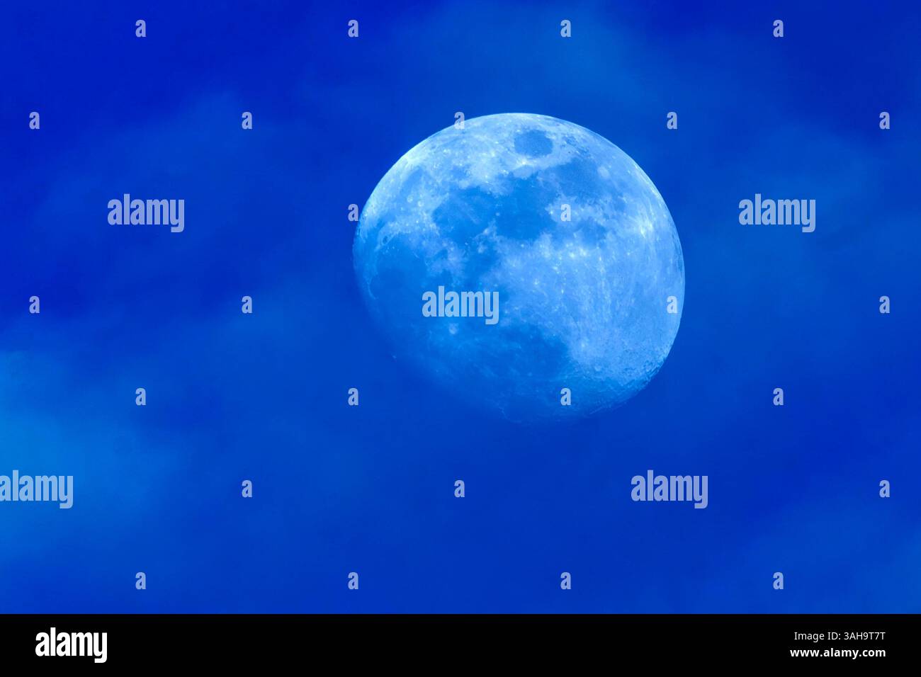 Der Mond leuchtet hell am Abendhimmel über München, 9. April 2025 Deutschland, München,April 2025, der zunehmende Mond leuchtet hell am Abendhimmel über München, gute Sicht, die Mondkrater sind bestens zu erkennen, Frühling, *** The moon shines brightly in the evening sky over Munich, 9 April 2025 Germany, Munich, April 2025, the waxing moon shines brightly in the evening sky over Munich, good visibility, the moon craters are clearly visible, spring, Stock Photo