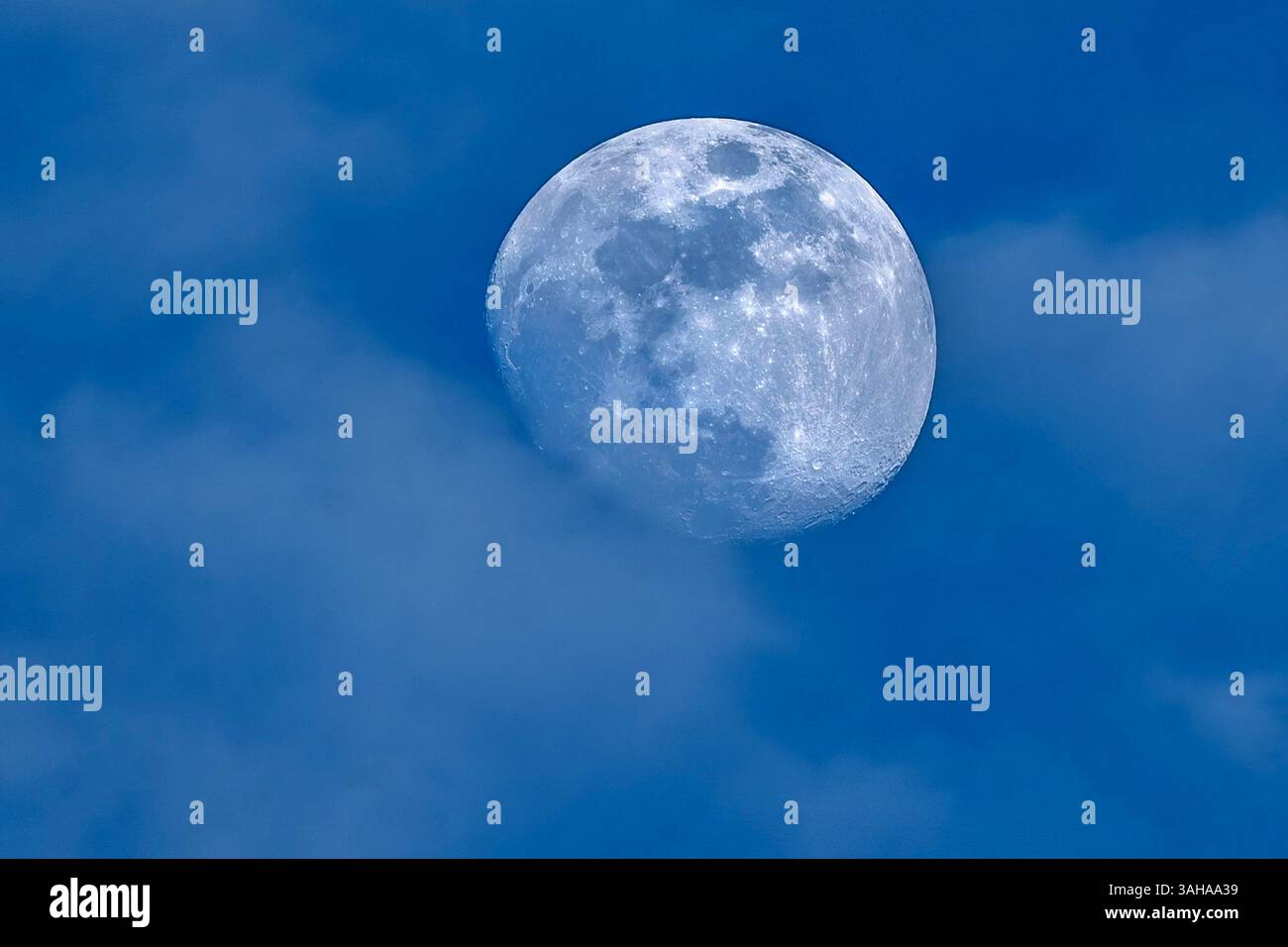 Der Mond leuchtet hell am Abendhimmel über München, 9. April 2025 Deutschland, München, 9. April 2025, der zunehmende Mond leuchtet hell am Abendhimmel über München, gute Sicht, die Mondkrater sind bestens zu erkennen, Frühling, *** The moon shines brightly in the evening sky over Munich, 9 April 2025 Germany, Munich, 9 April 2025, the waxing moon shines brightly in the evening sky over Munich, good visibility, the moon craters are clearly visible, spring, Stock Photo