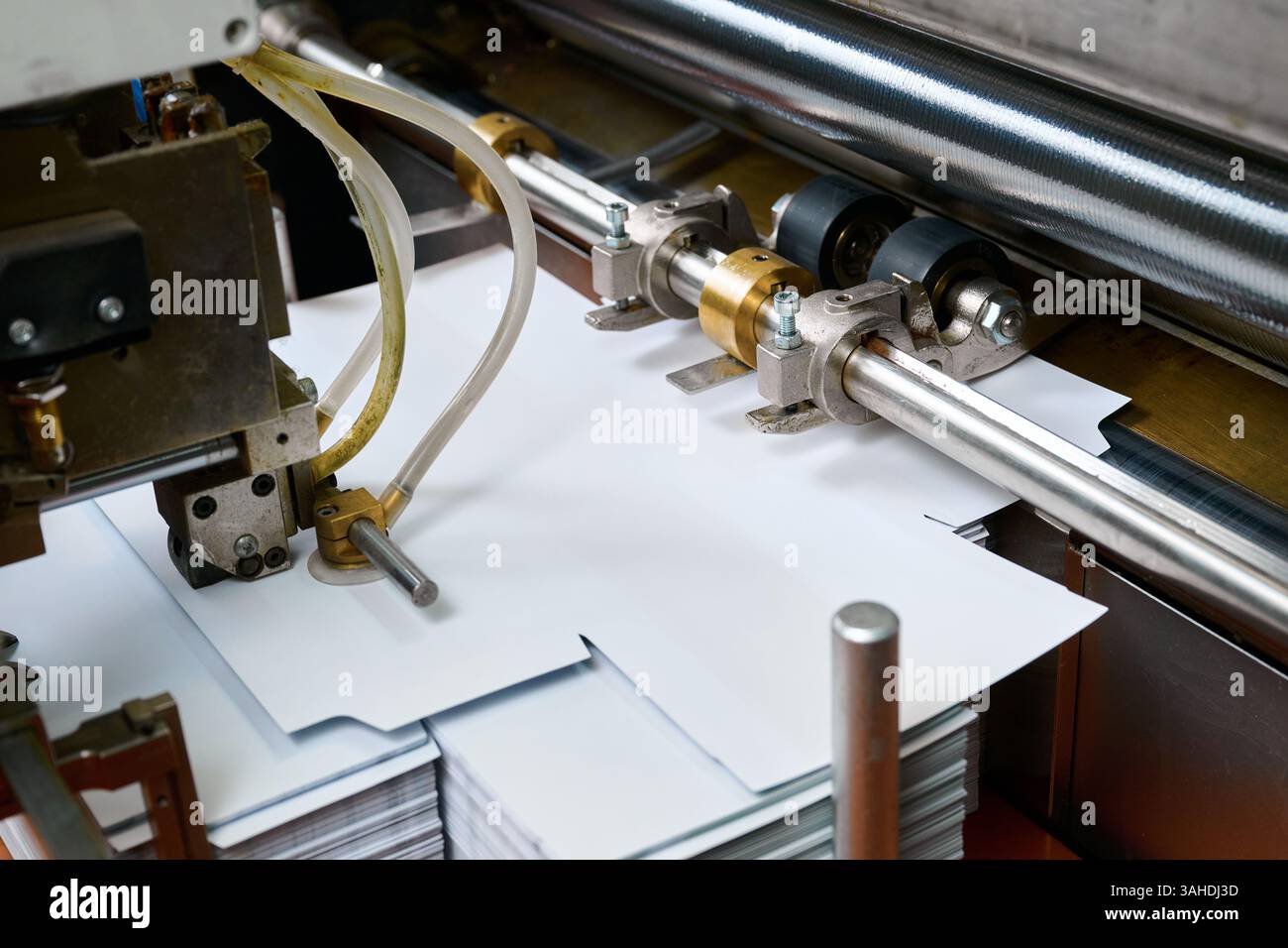 Mini Spreading Paper Machine Innovative paper feed mechanism gliding smoothly in a modern glue ...