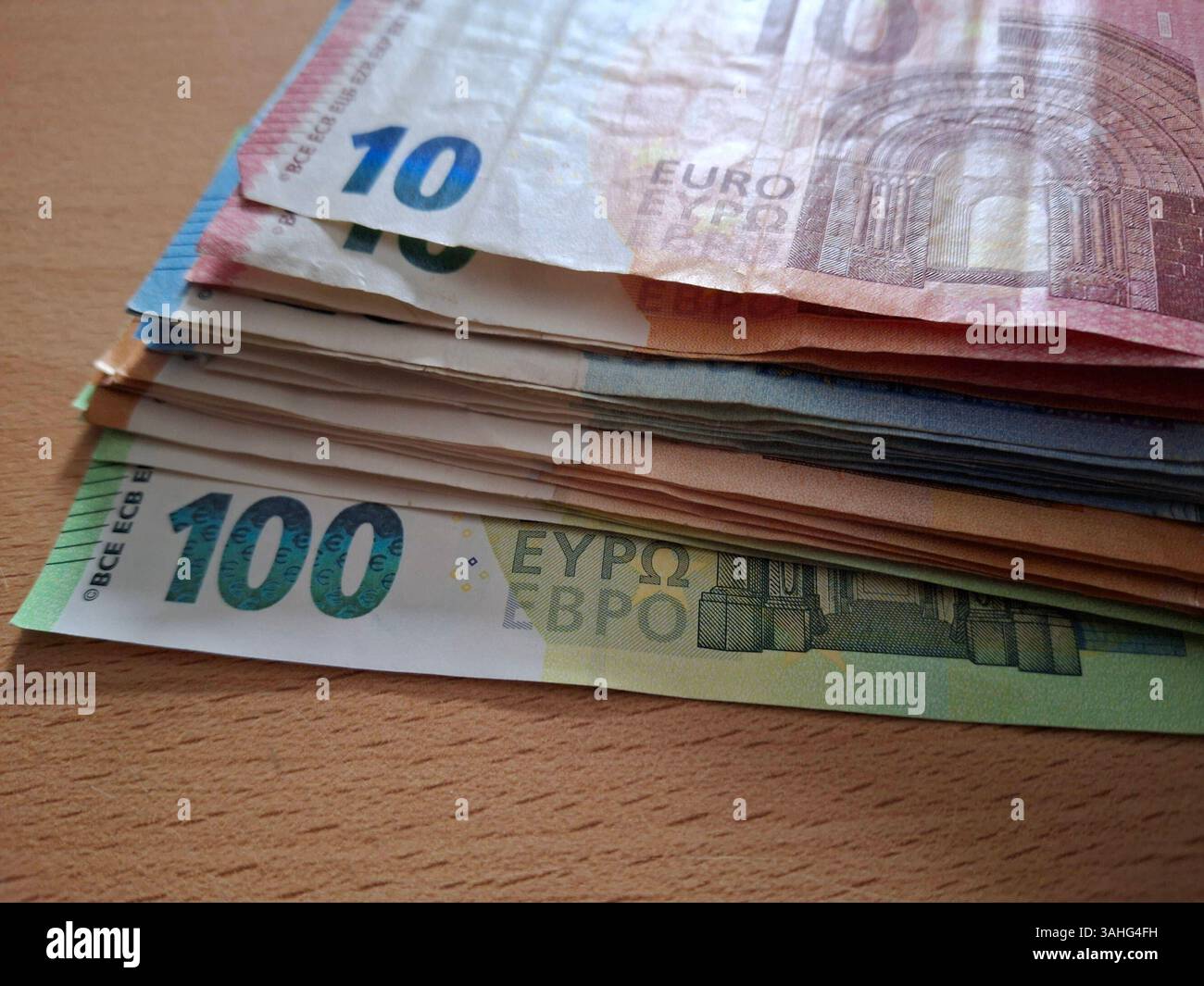 Stockbilder 04/2025 Stapel Geld Hamburg Hamburg Deutschland *** Stock ...