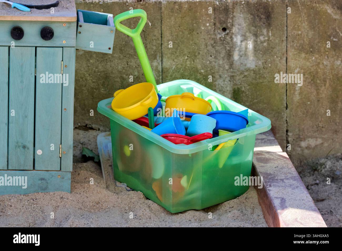 Hape 5-in-1 Strandset & Handbagger – Sandspielzeug Für Kinder Ab 18 Monaten