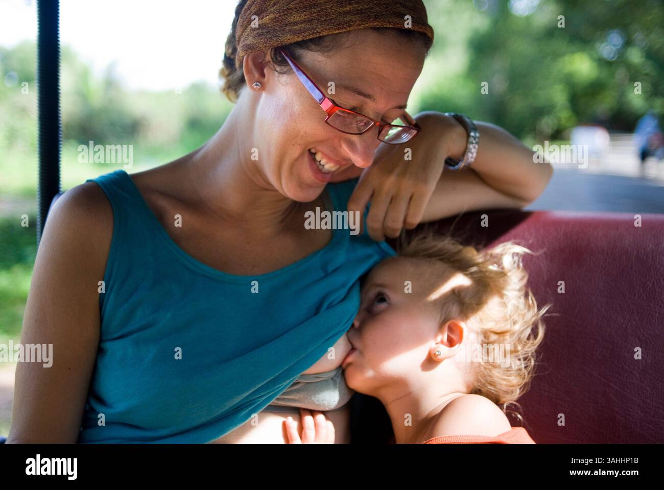 Kolda külotsiz qizlar suzishadi