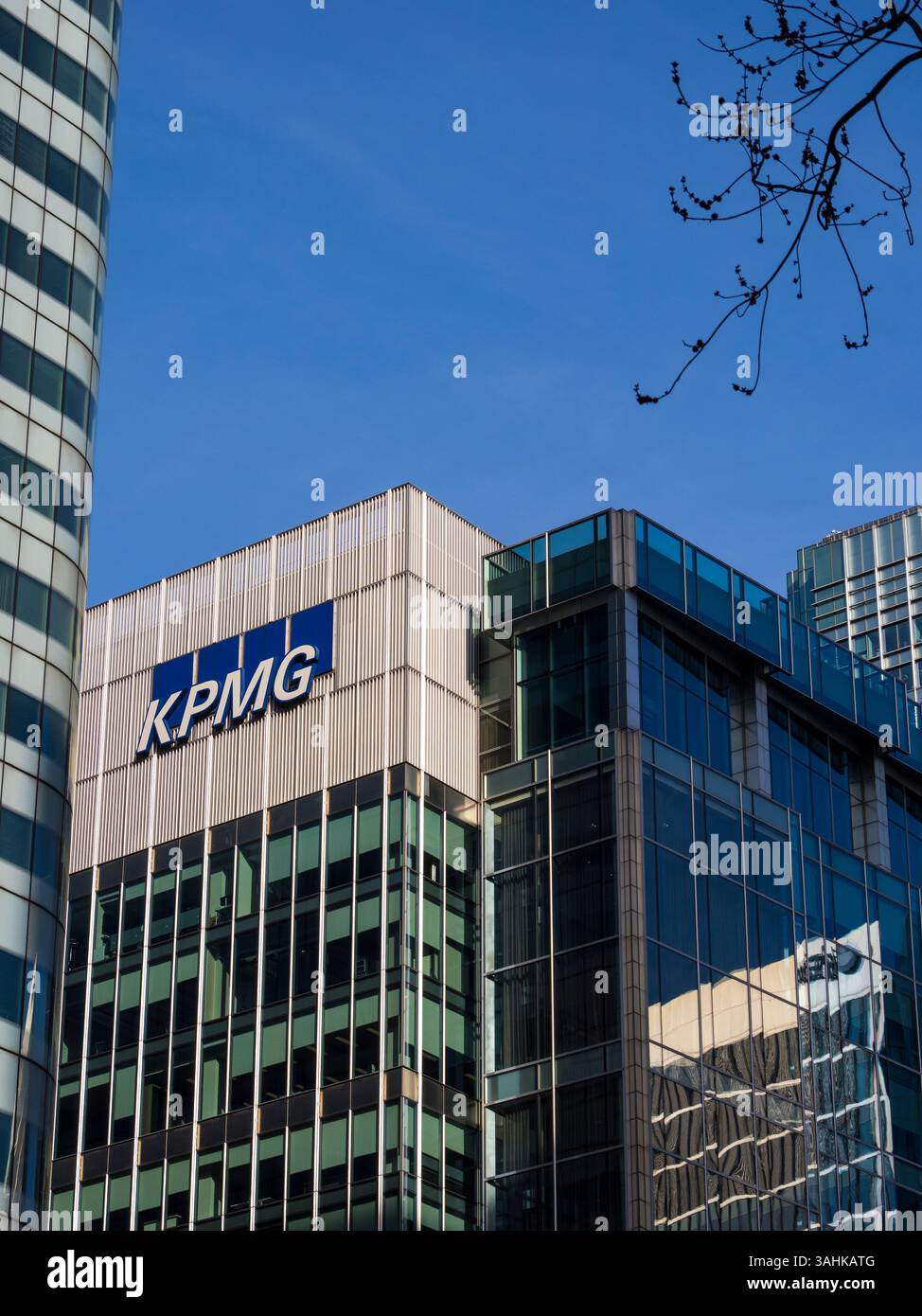 Kpmg canary wharf hi-res stock photography and images - Alamy