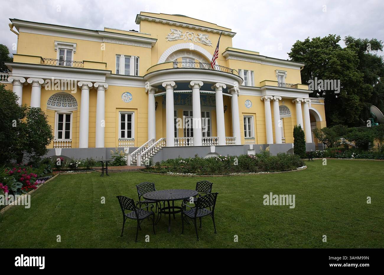 Embassy house moscow hi-res stock photography and images - Alamy