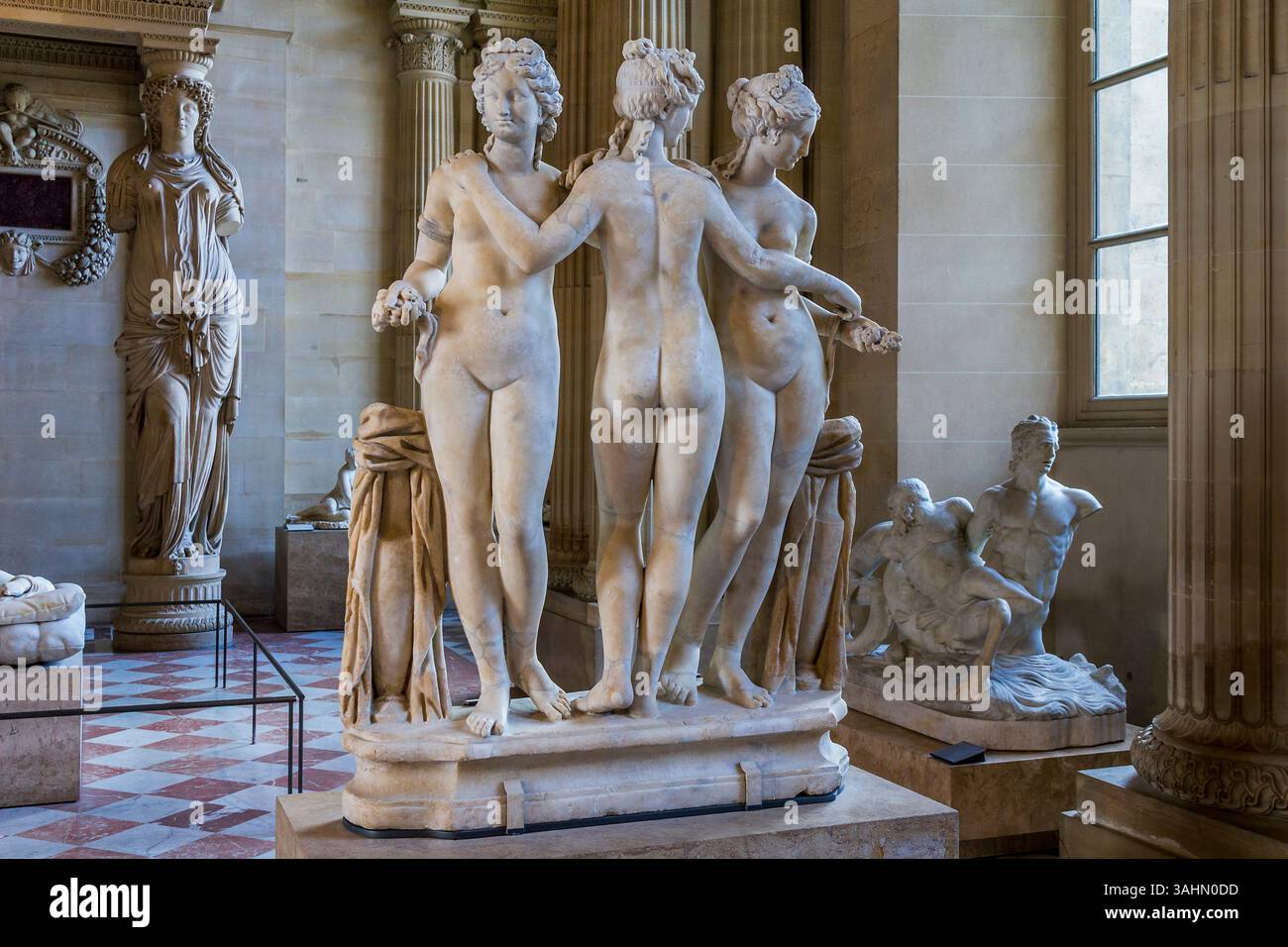 Three graces statue louvre hi-res stock photography and images - Alamy