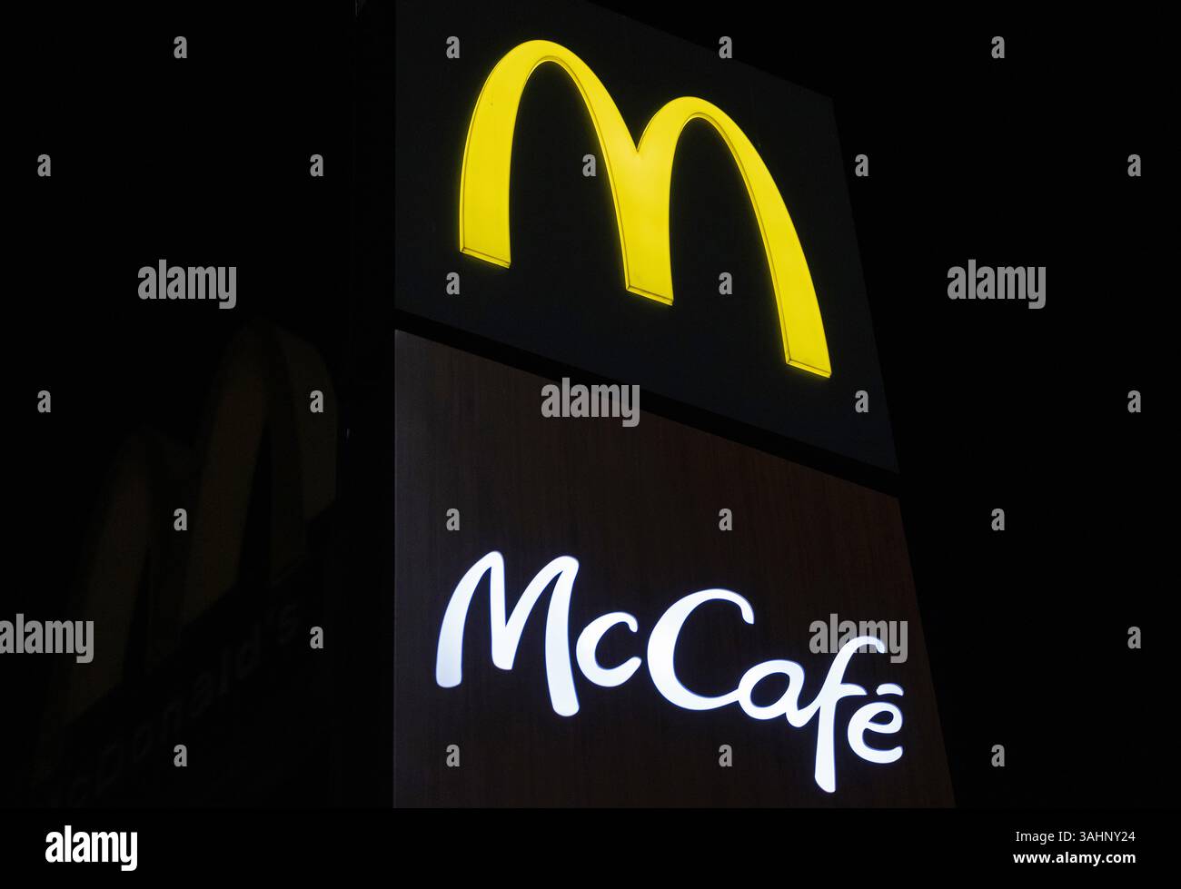 Signs and symbols, American brands, a McDonald's restaurant Stock Photo ...