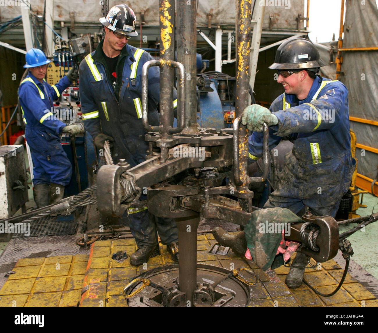 Can Rig Roughneck Roughnecks on drilling floor hi-res stock photography and images - Alamy