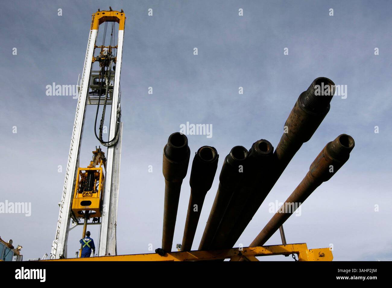 sep 30, 2007 - irricana, alberta, canada - drilling... Sep 30, 2007 - Irricana, Alberta, Canada - Drilling pipe sections as a ...